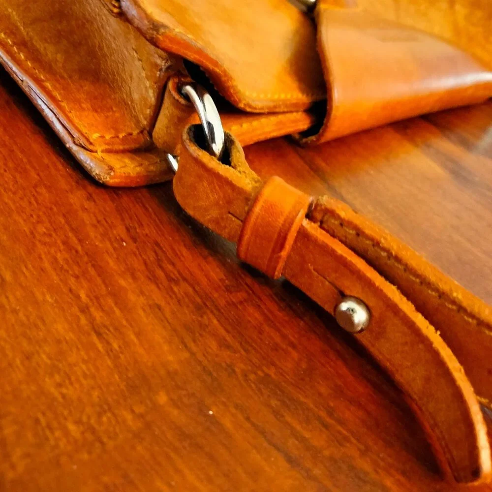 Dooney & Bourke saddle leather bag with brass trim - Picture 9 of 15